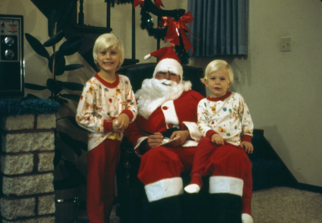 1975-12-Christmas Card Picture J-J Hi.jpg